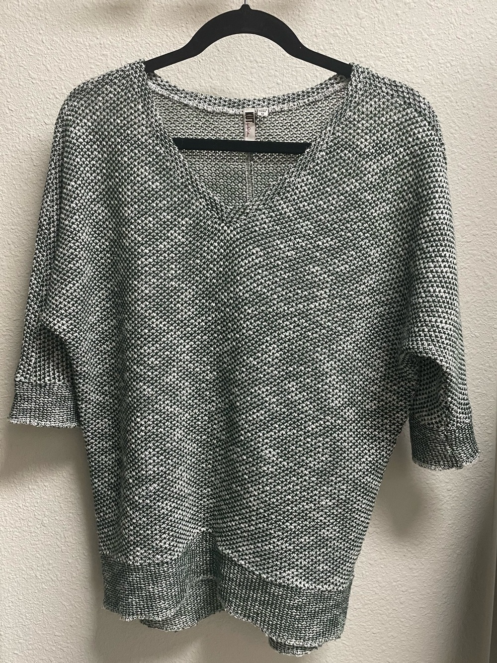 Kut from the Kloth Dark Green and White V-Neck Sweater